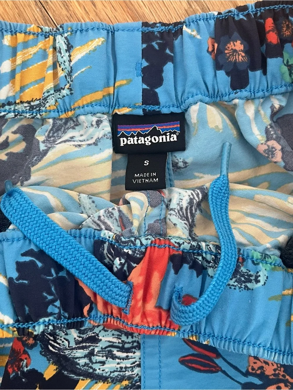 Patagonia Women’s Barely Baggies Swim Shorts Sz Small Blue Tropical Print